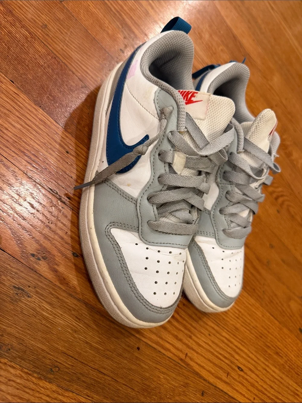 size 4.5 Nike Kids Low-Top Sneakers in White, Light Gray & Blue use good con